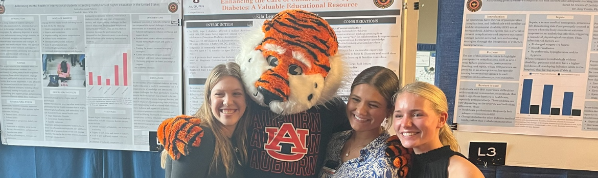 students with aubbie tiger mascot